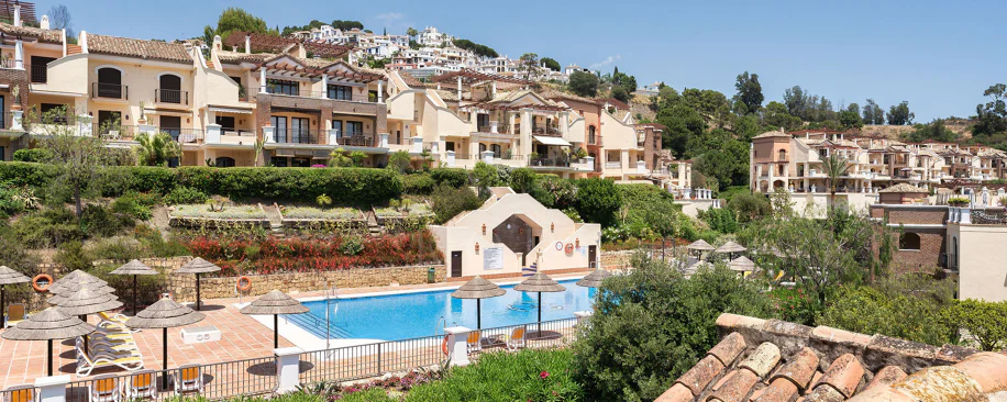 Welcome to this beautifully renovated penthouse offering bright, contemporary living in a tranquil Andalusian urbanization!