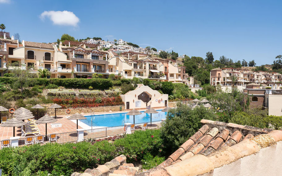 Bienvenido a este hermoso ático renovado que ofrece una vida luminosa y contemporánea en una tranquila urbanización andaluza!