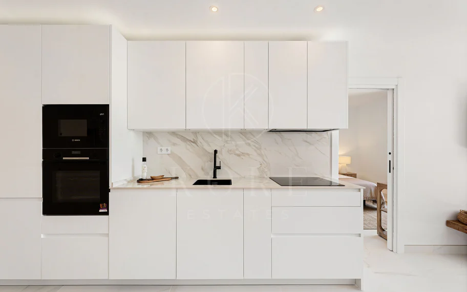 Bienvenido a este hermoso ático renovado que ofrece una vida luminosa y contemporánea en una tranquila urbanización andaluza!