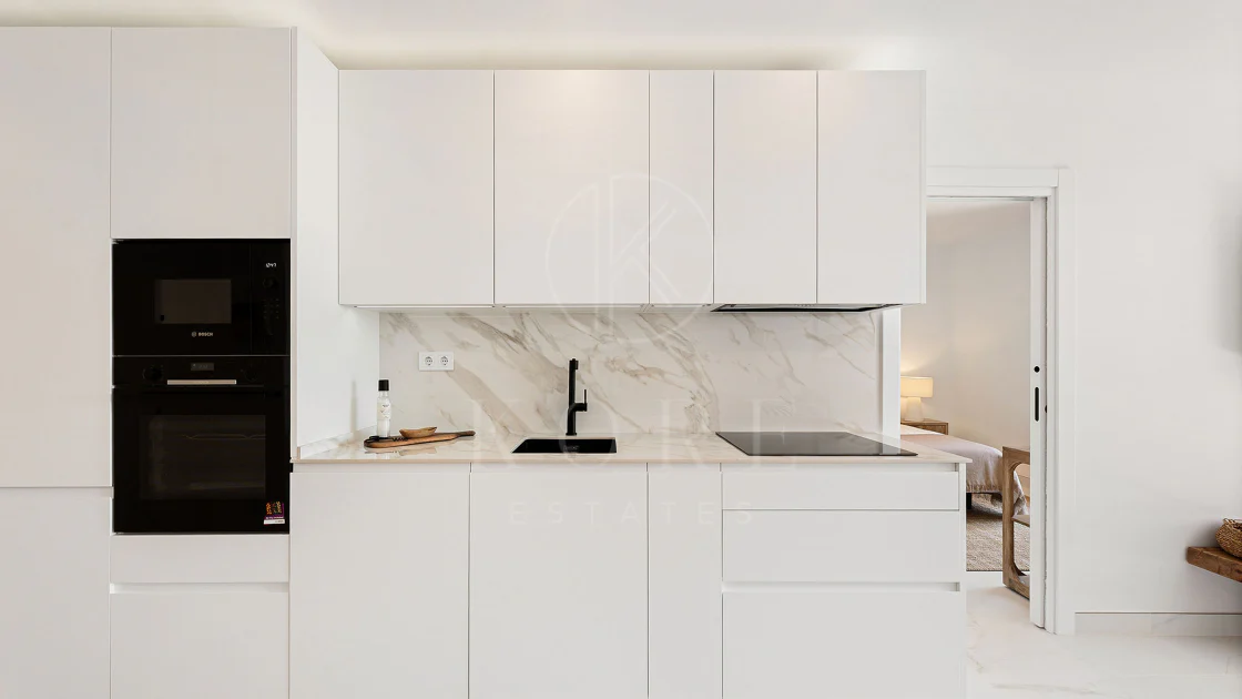 Welcome to this beautifully renovated penthouse offering bright, contemporary living in a tranquil Andalusian urbanization!