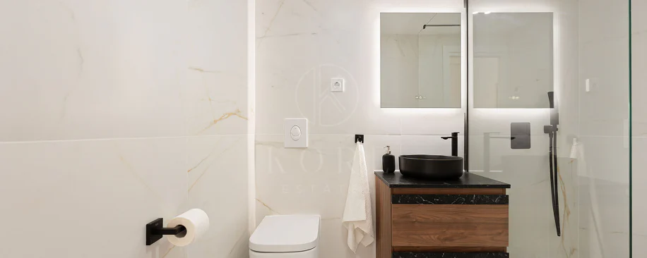 Welcome to this beautifully renovated penthouse offering bright, contemporary living in a tranquil Andalusian urbanization!
