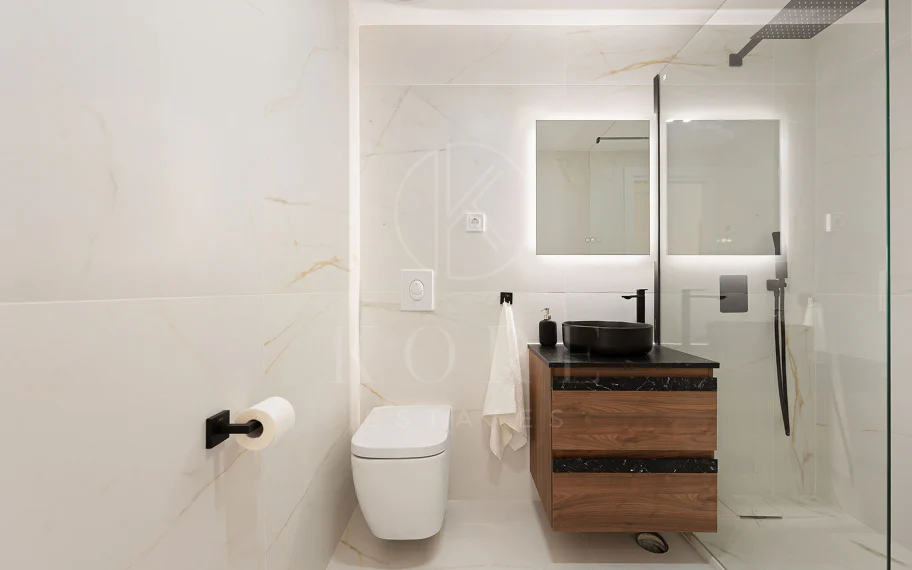 Bienvenido a este hermoso ático renovado que ofrece una vida luminosa y contemporánea en una tranquila urbanización andaluza!