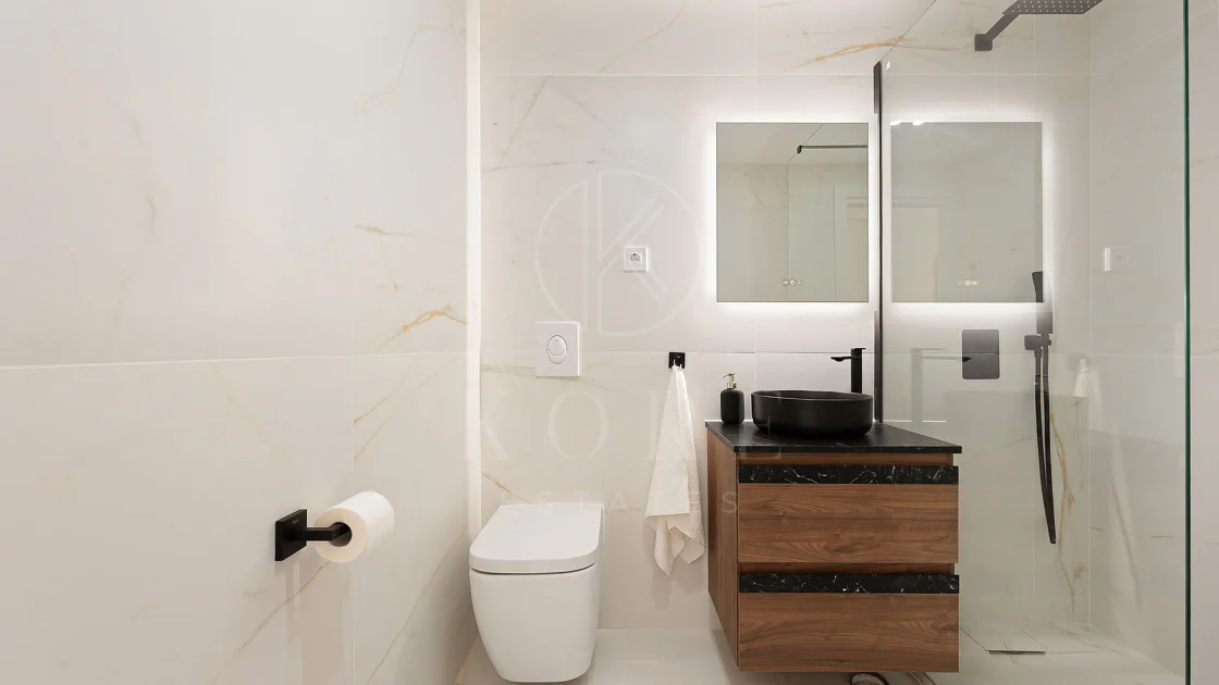 Welcome to this beautifully renovated penthouse offering bright, contemporary living in a tranquil Andalusian urbanization!