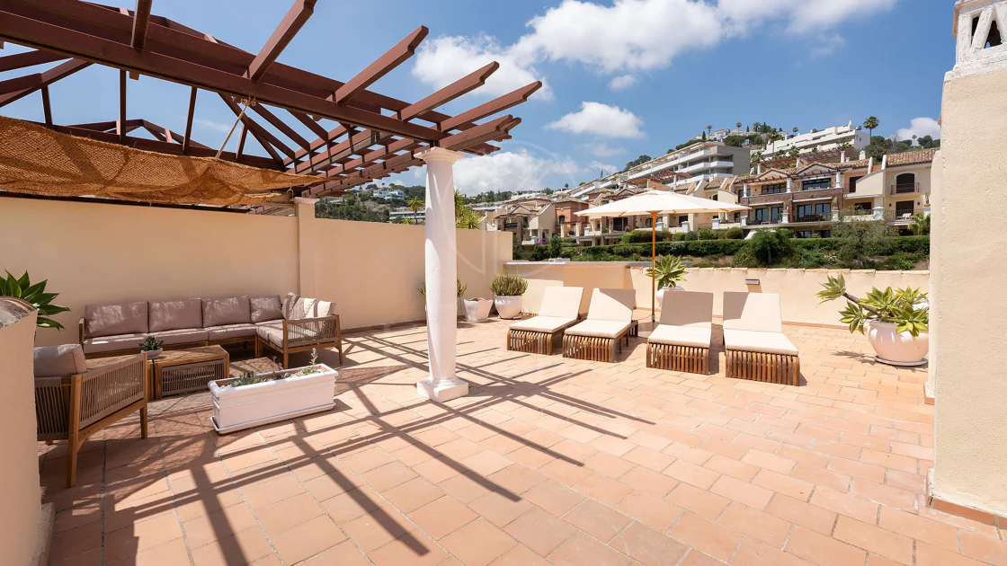 Welcome to this beautifully renovated penthouse offering bright, contemporary living in a tranquil Andalusian urbanization!