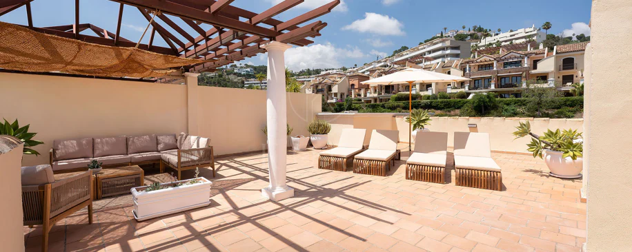 Welcome to this beautifully renovated penthouse offering bright, contemporary living in a tranquil Andalusian urbanization!