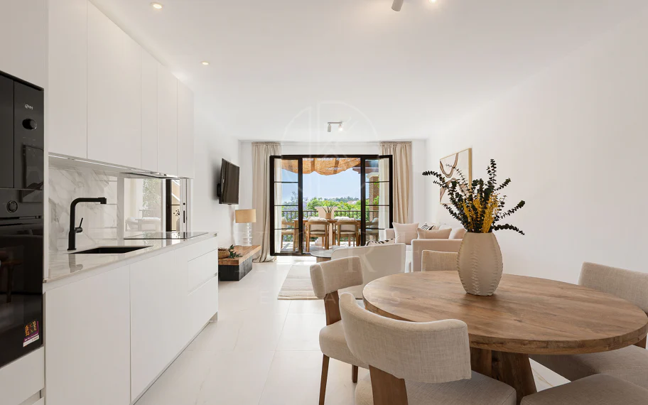 Bienvenido a este hermoso ático renovado que ofrece una vida luminosa y contemporánea en una tranquila urbanización andaluza!