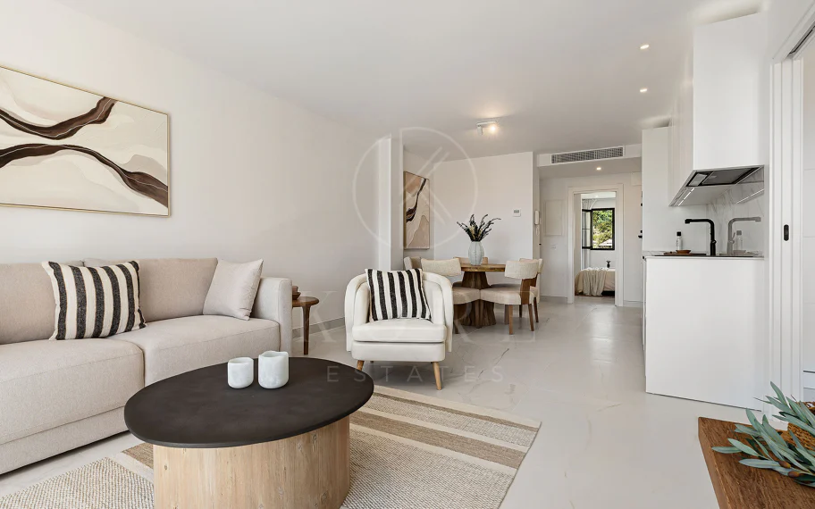 Bienvenido a este hermoso ático renovado que ofrece una vida luminosa y contemporánea en una tranquila urbanización andaluza!