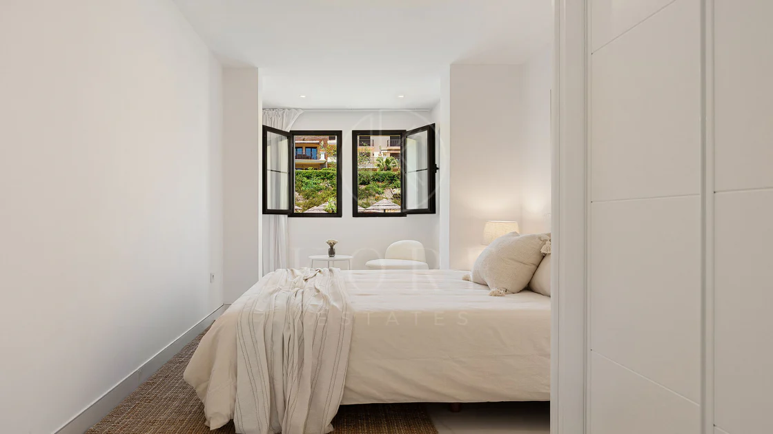 Welcome to this beautifully renovated penthouse offering bright, contemporary living in a tranquil Andalusian urbanization!