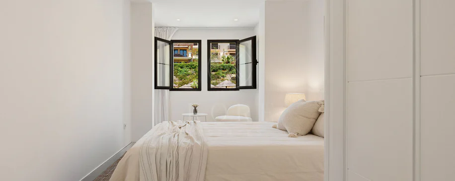 Welcome to this beautifully renovated penthouse offering bright, contemporary living in a tranquil Andalusian urbanization!