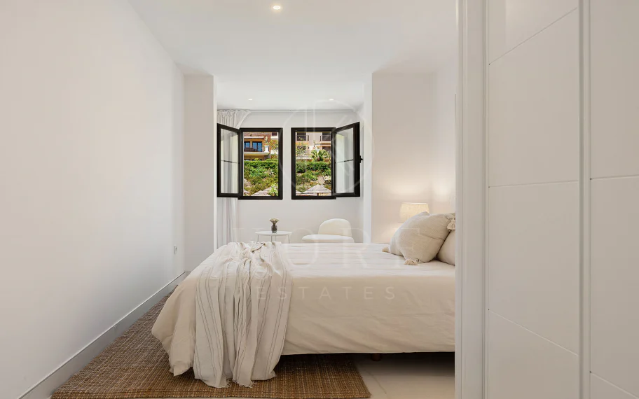 Bienvenido a este hermoso ático renovado que ofrece una vida luminosa y contemporánea en una tranquila urbanización andaluza!