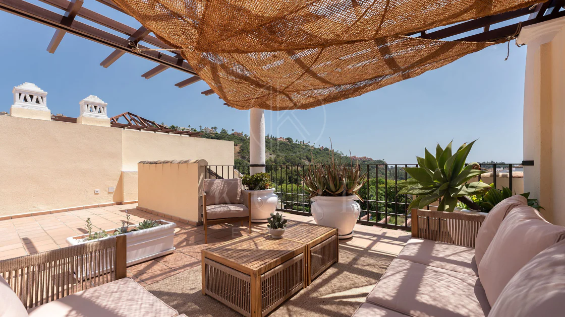 Welcome to this beautifully renovated penthouse offering bright, contemporary living in a tranquil Andalusian urbanization!
