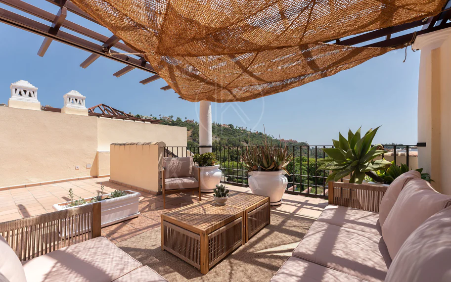 Bienvenido a este hermoso ático renovado que ofrece una vida luminosa y contemporánea en una tranquila urbanización andaluza!