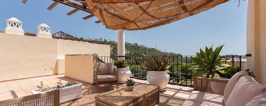 Welcome to this beautifully renovated penthouse offering bright, contemporary living in a tranquil Andalusian urbanization!