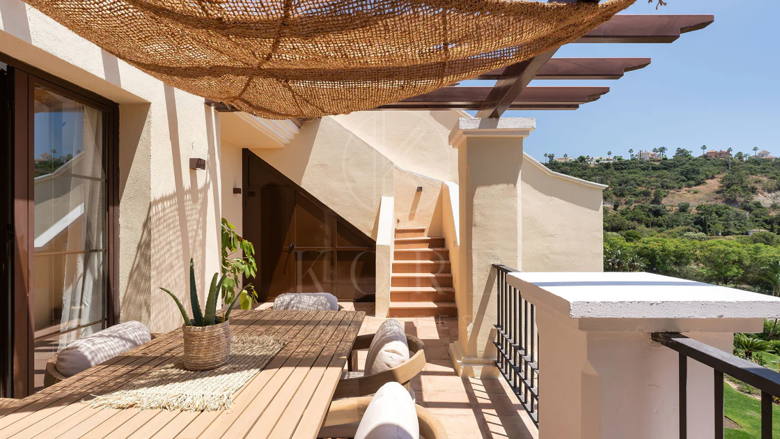 Welcome to this beautifully renovated penthouse offering bright, contemporary living in a tranquil Andalusian urbanization!