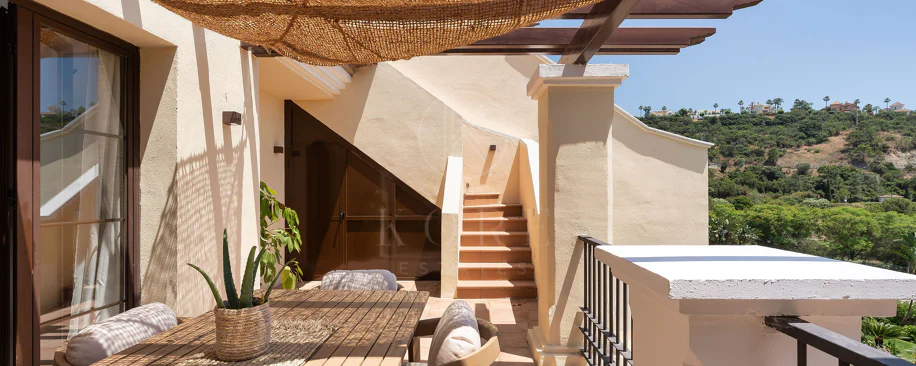 Welcome to this beautifully renovated penthouse offering bright, contemporary living in a tranquil Andalusian urbanization!