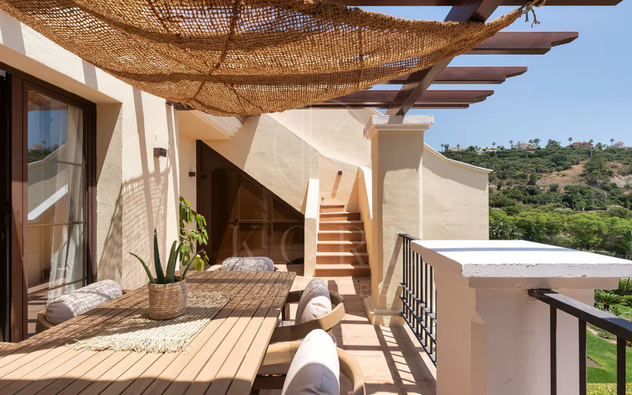 Bienvenido a este hermoso ático renovado que ofrece una vida luminosa y contemporánea en una tranquila urbanización andaluza!