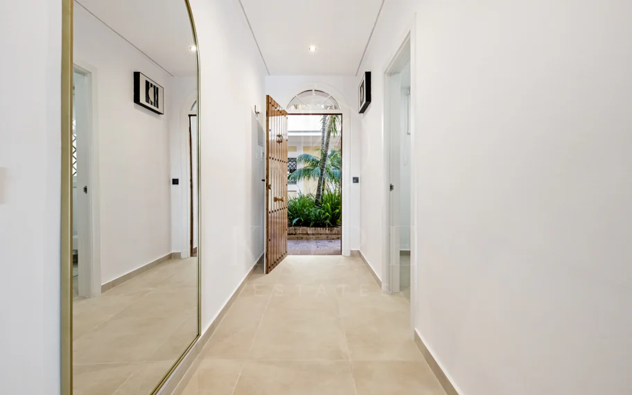 Apartamento de Tres Dormitorios Totalmente Renovado en el Corazón de Nueva Andalucía, Aloha