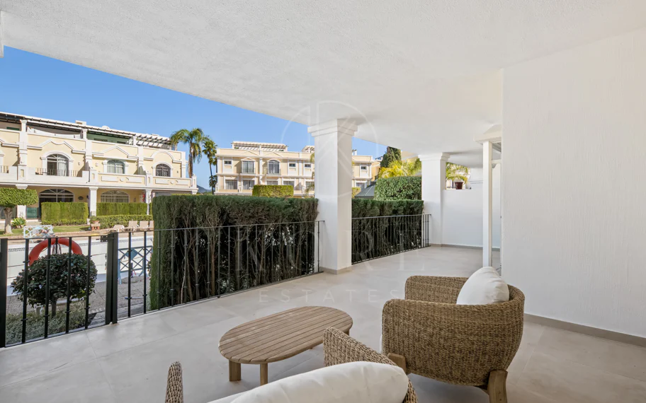 Apartamento de Tres Dormitorios Totalmente Renovado en el Corazón de Nueva Andalucía, Aloha