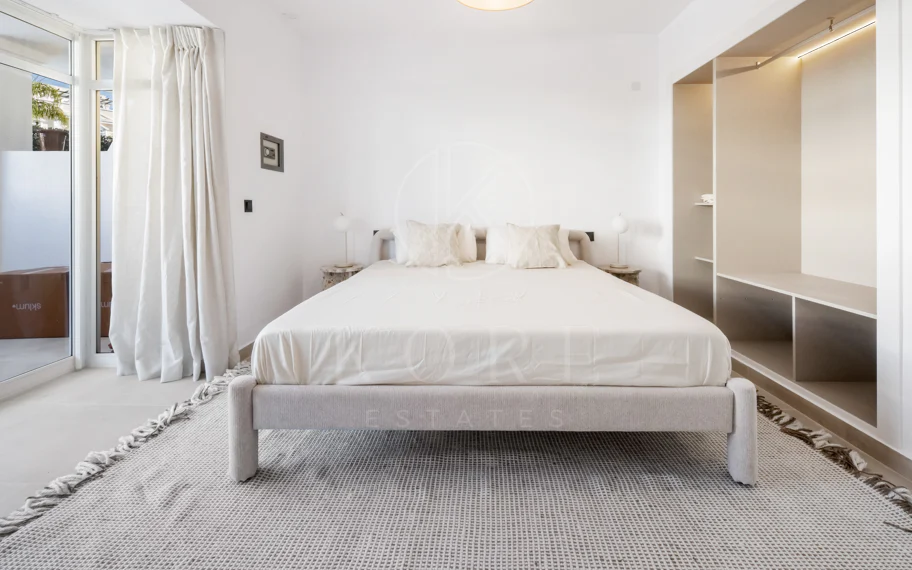 Apartamento de Tres Dormitorios Totalmente Renovado en el Corazón de Nueva Andalucía, Aloha