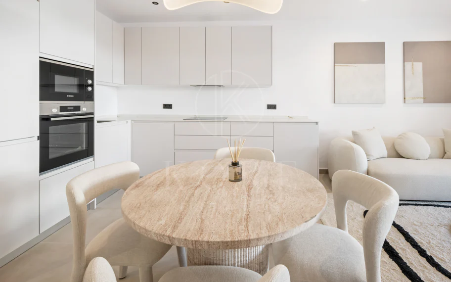Apartamento de Tres Dormitorios Totalmente Renovado en el Corazón de Nueva Andalucía, Aloha
