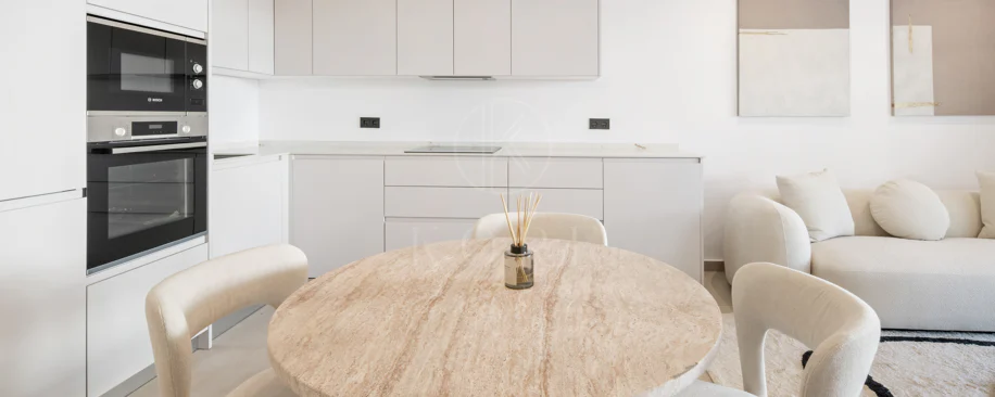 Apartament complet renovat cu trei dormitoare în inima zonei Nueva Andalucía, - Cu licență de închiriere
