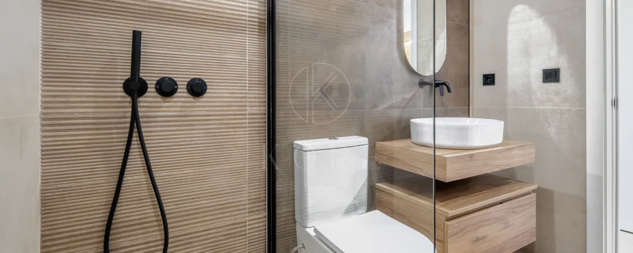 Apartament complet renovat cu trei dormitoare în inima zonei Nueva Andalucía, - Cu licență de închiriere