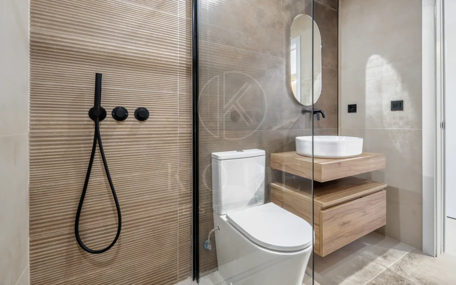 Apartamento de Tres Dormitorios Totalmente Renovado en el Corazón de Nueva Andalucía, Aloha