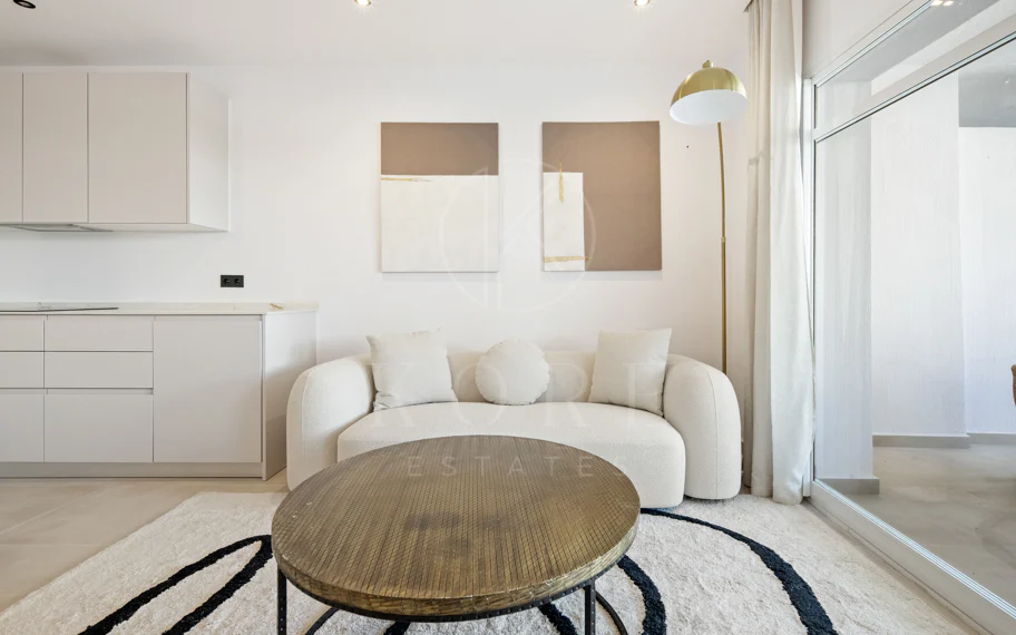 Apartamento de Tres Dormitorios Totalmente Renovado en el Corazón de Nueva Andalucía, Aloha