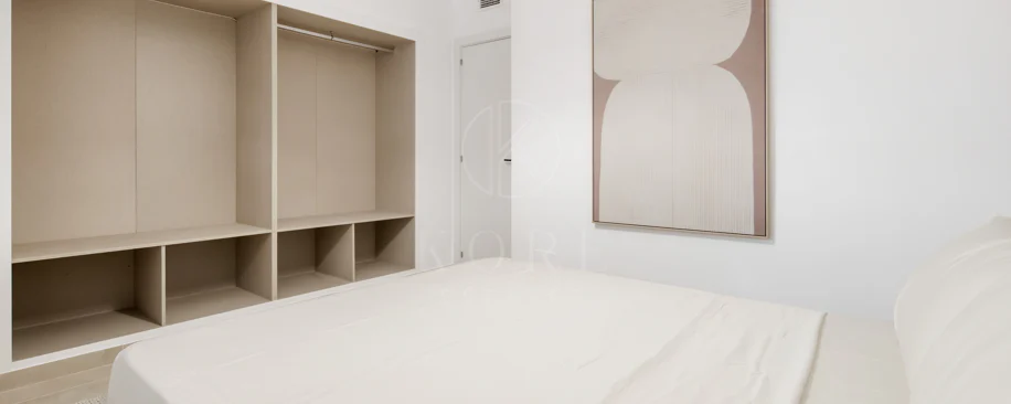 Apartament complet renovat cu trei dormitoare în inima zonei Nueva Andalucía, - Cu licență de închiriere