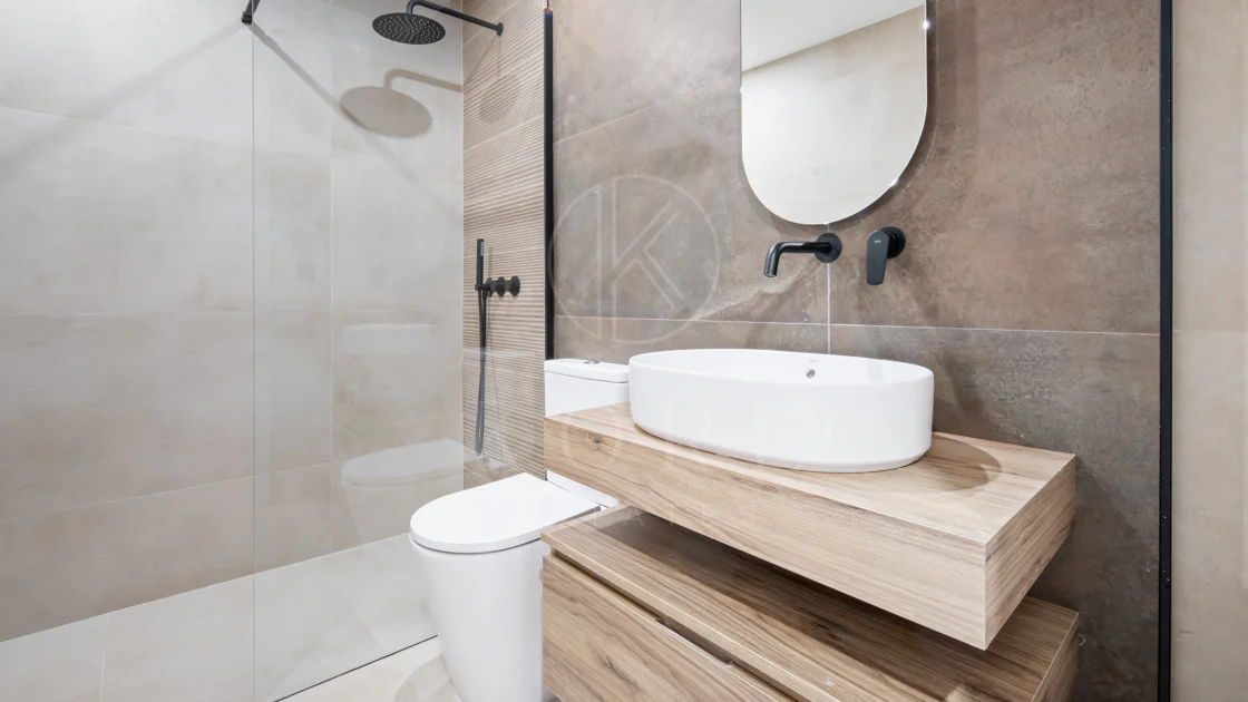 Apartament complet renovat cu trei dormitoare în inima zonei Nueva AndalucÃa, - Cu licență de închiriere