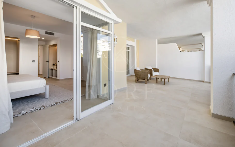 Apartamento de Tres Dormitorios Totalmente Renovado en el Corazón de Nueva Andalucía, Aloha