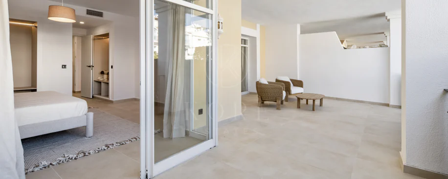 Apartament complet renovat cu trei dormitoare în inima zonei Nueva Andalucía, - Cu licență de închiriere