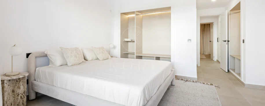 Apartament complet renovat cu trei dormitoare în inima zonei Nueva Andalucía, - Cu licență de închiriere