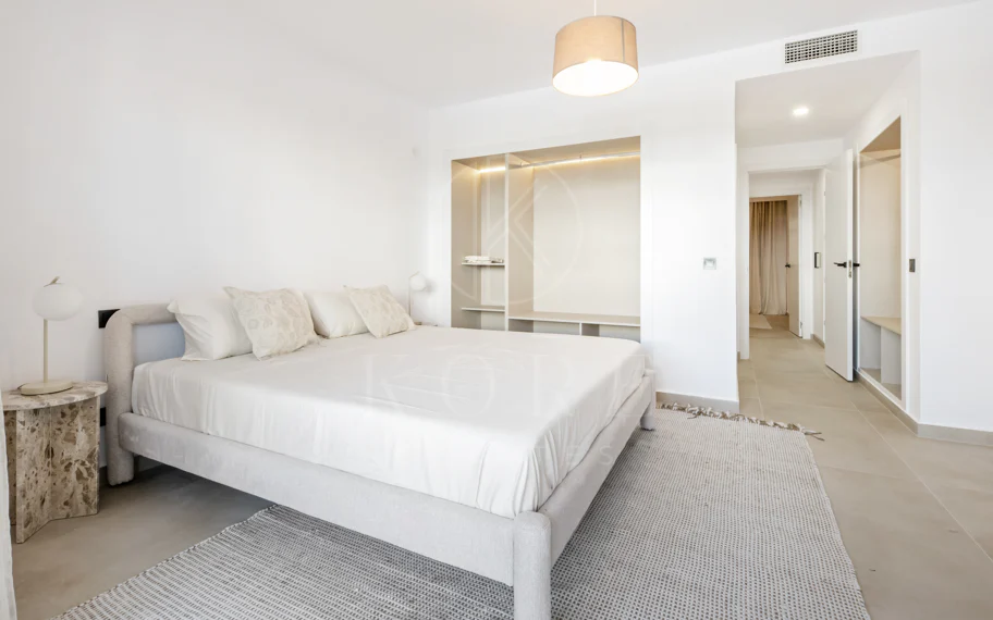 Apartamento de Tres Dormitorios Totalmente Renovado en el Corazón de Nueva Andalucía, Aloha