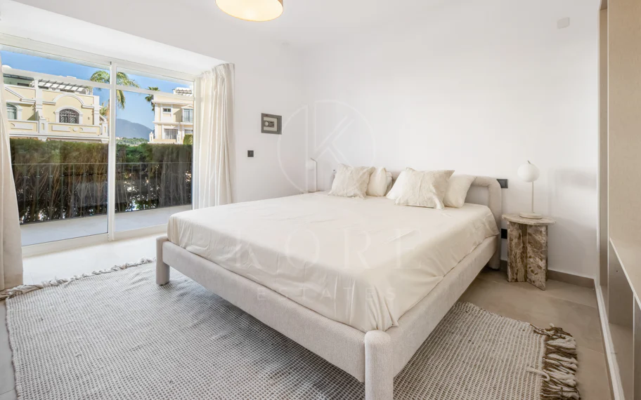 Apartamento de Tres Dormitorios Totalmente Renovado en el Corazón de Nueva Andalucía, Aloha