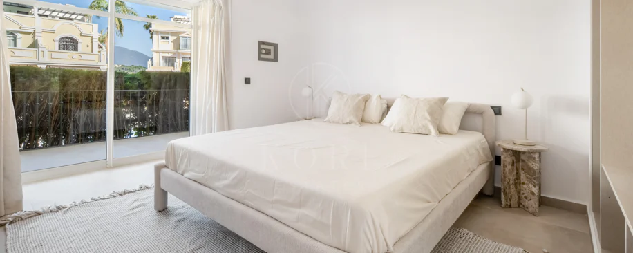 Apartament complet renovat cu trei dormitoare în inima zonei Nueva Andalucía, - Cu licență de închiriere