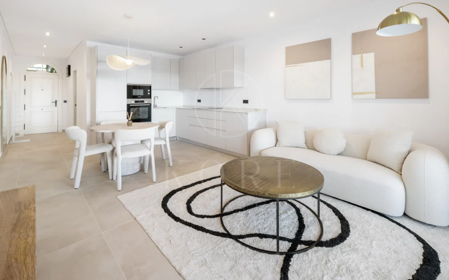 Apartamento de Tres Dormitorios Totalmente Renovado en el Corazón de Nueva Andalucía, Aloha