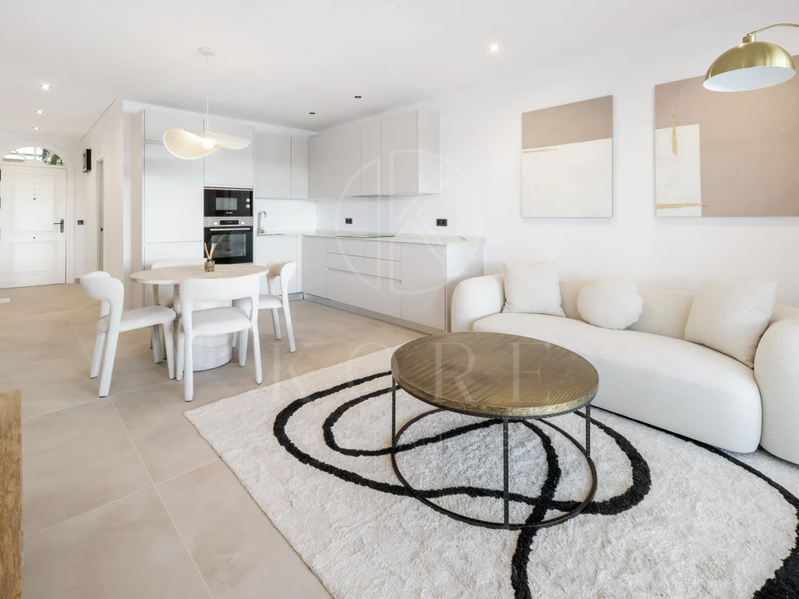 Apartament complet renovat cu trei dormitoare în inima zonei Nueva Andalucía, - Cu licență de închiriere