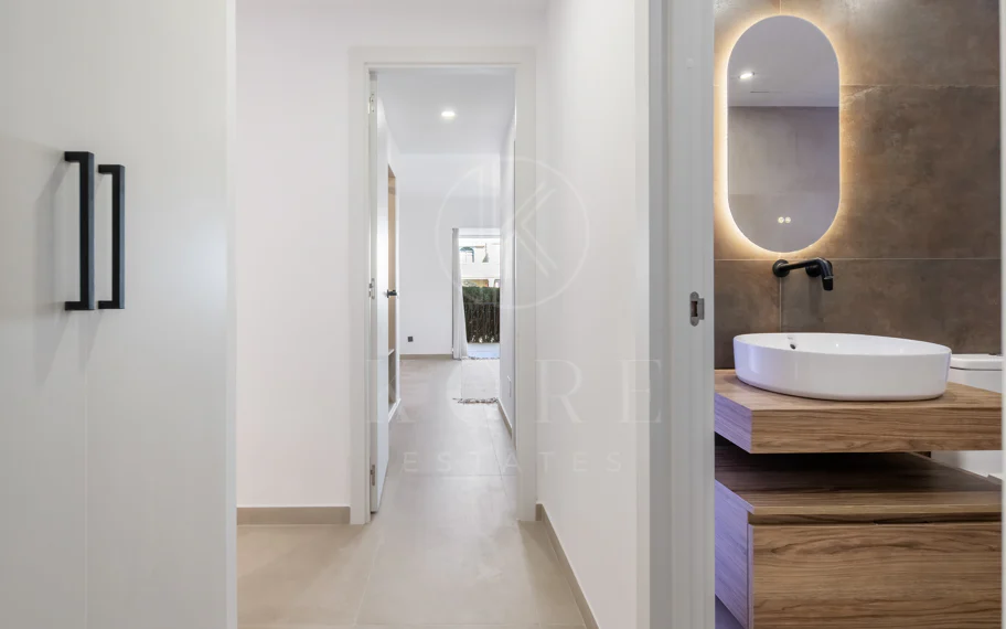 Apartamento de Tres Dormitorios Totalmente Renovado en el Corazón de Nueva Andalucía, Aloha