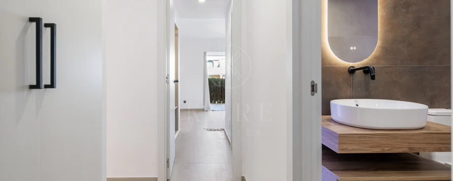 Apartament complet renovat cu trei dormitoare în inima zonei Nueva Andalucía, - Cu licență de închiriere