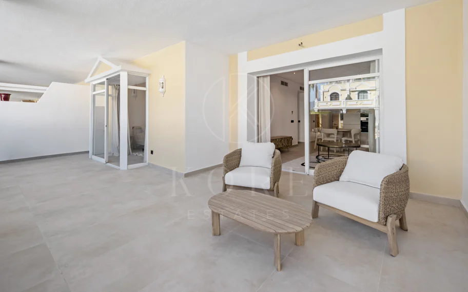Apartamento de Tres Dormitorios Totalmente Renovado en el Corazón de Nueva Andalucía, Aloha