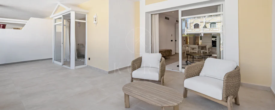 Apartament complet renovat cu trei dormitoare în inima zonei Nueva Andalucía, - Cu licență de închiriere