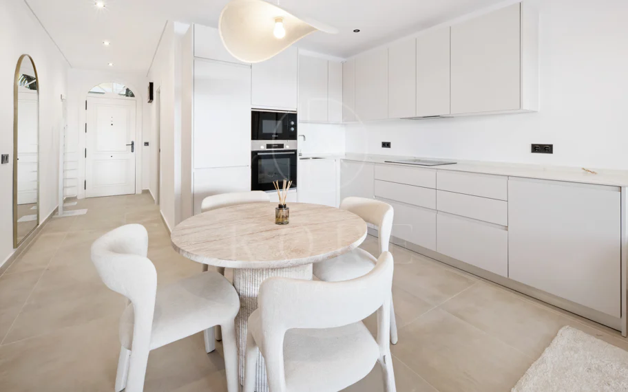 Apartamento de Tres Dormitorios Totalmente Renovado en el Corazón de Nueva Andalucía, Aloha
