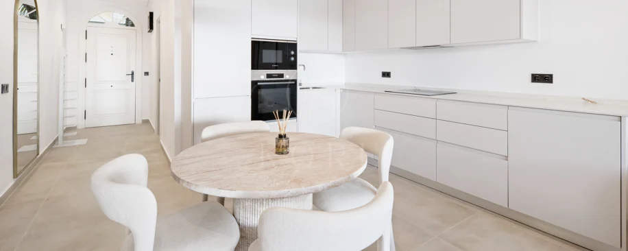 Apartament complet renovat cu trei dormitoare în inima zonei Nueva Andalucía, - Cu licență de închiriere