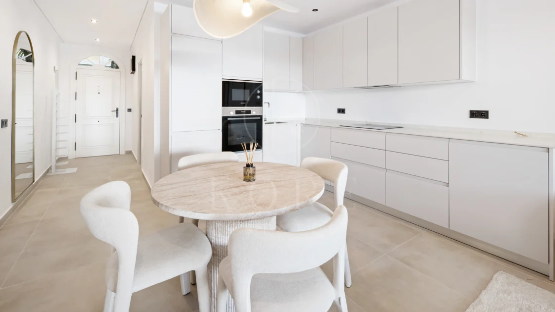 Apartament complet renovat cu trei dormitoare în inima zonei Nueva AndalucÃa, - Cu licență de închiriere