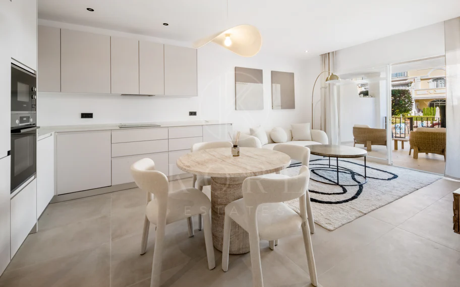 Apartamento de Tres Dormitorios Totalmente Renovado en el Corazón de Nueva Andalucía, Aloha