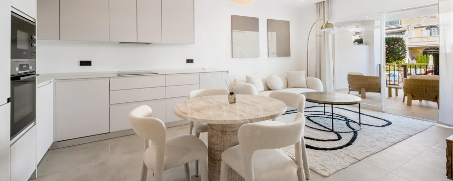 Apartament complet renovat cu trei dormitoare în inima zonei Nueva Andalucía, - Cu licență de închiriere