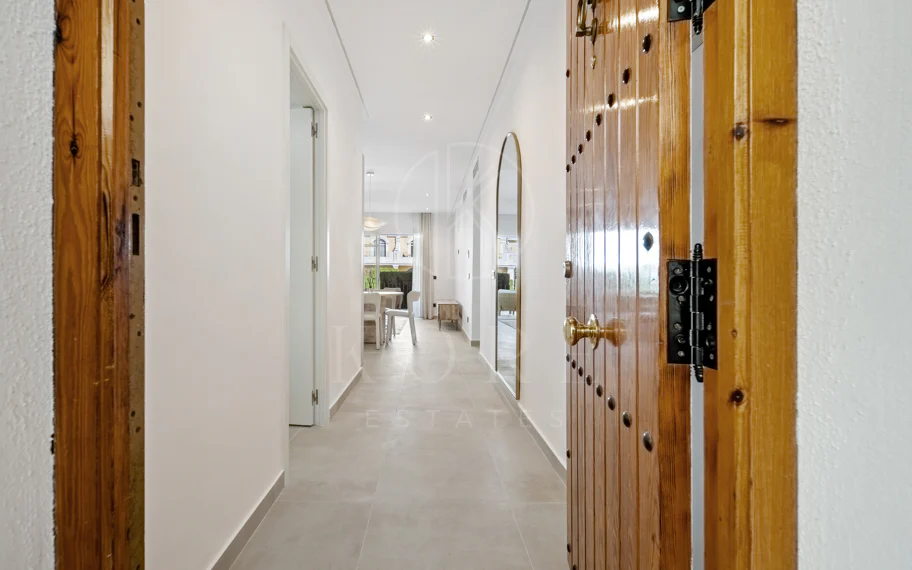 Apartamento de Tres Dormitorios Totalmente Renovado en el Corazón de Nueva Andalucía, Aloha