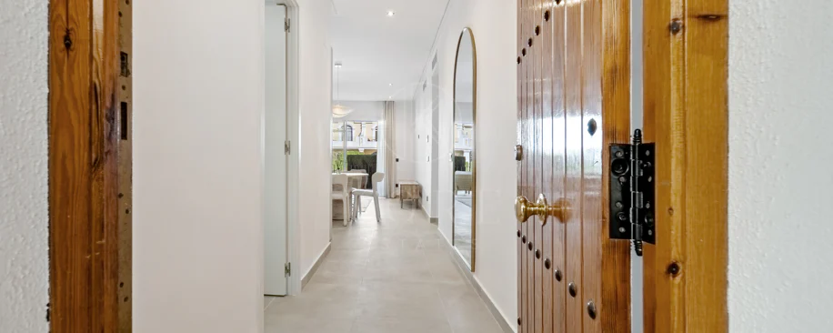 Apartament complet renovat cu trei dormitoare în inima zonei Nueva Andalucía, - Cu licență de închiriere