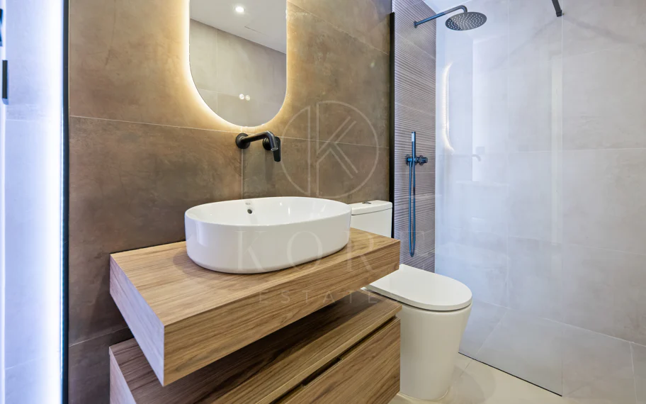 Apartamento de Tres Dormitorios Totalmente Renovado en el Corazón de Nueva Andalucía, Aloha